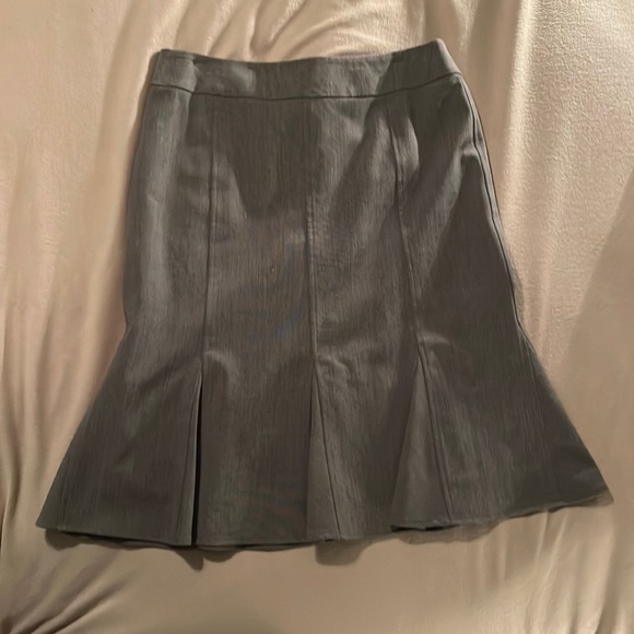 The Limited brown flutter hem skirt. Size 6. - Picture 1 of 2